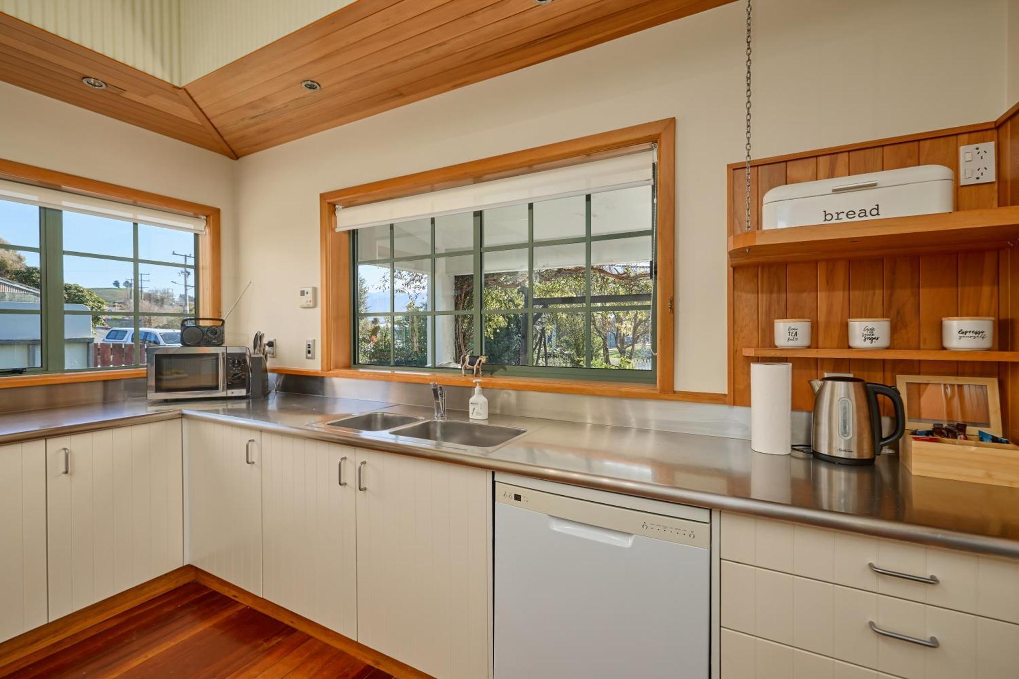Ludstone - A Charming Family Holiday home *