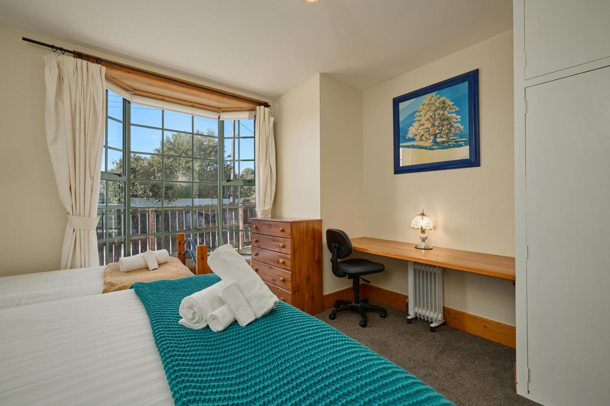 Ludstone - A Charming Family * Kaikoura