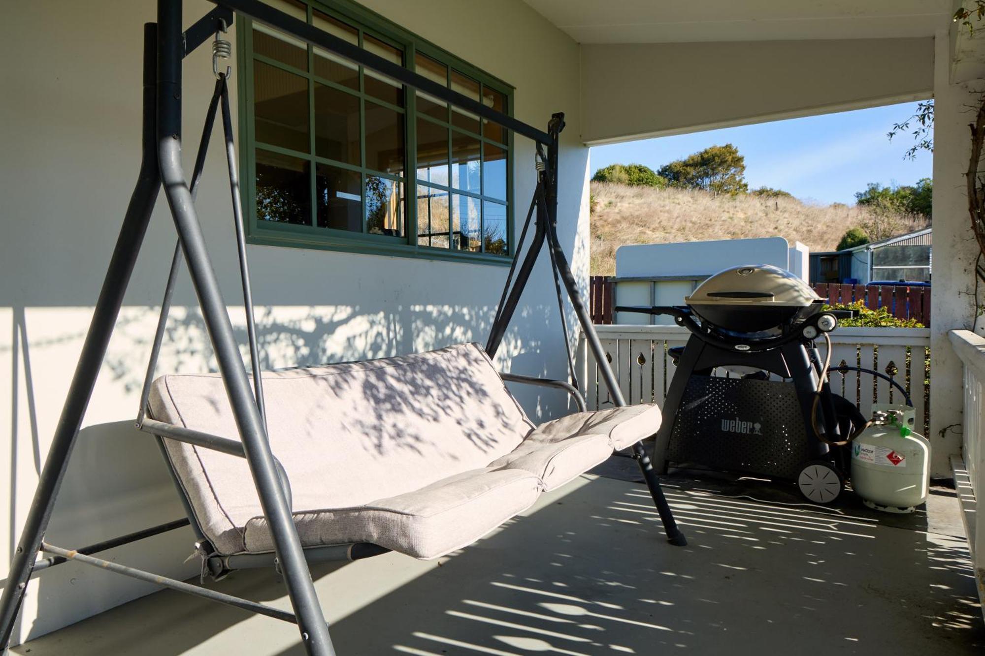 Ludstone - A Charming Family * Kaikoura